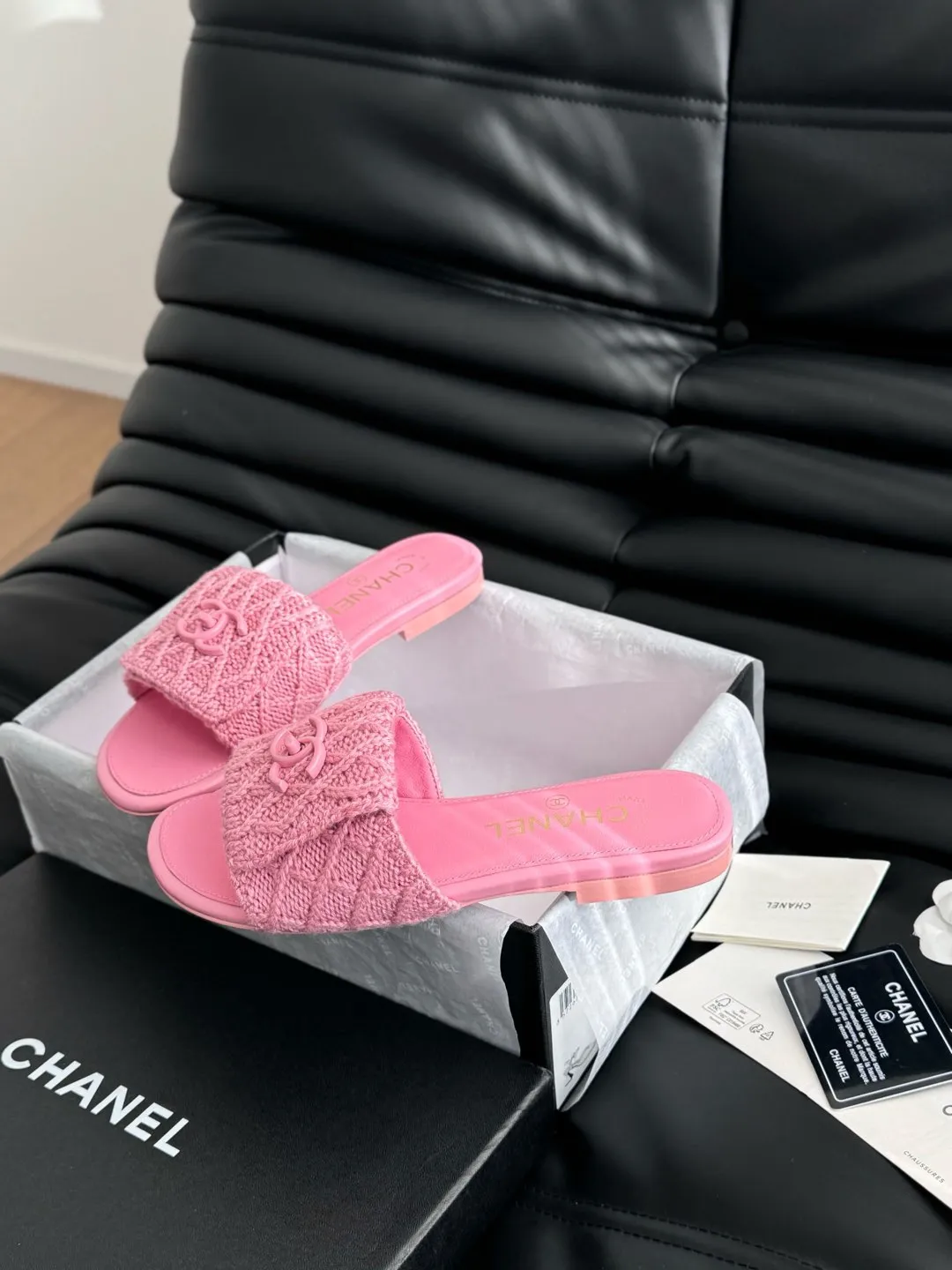 👟👟Ex-factory price 400👟👟 Chanel 25C new schoolbag buckle slippers, return of the classic schoolbag buckle design, special vintage, full of retro flavor, loafers have also grown to aesthetics, upper cowhide, lining sheepskin, original outsole Size: 35-39 40 41 42 Customized, non-refundable and non-exchangeable